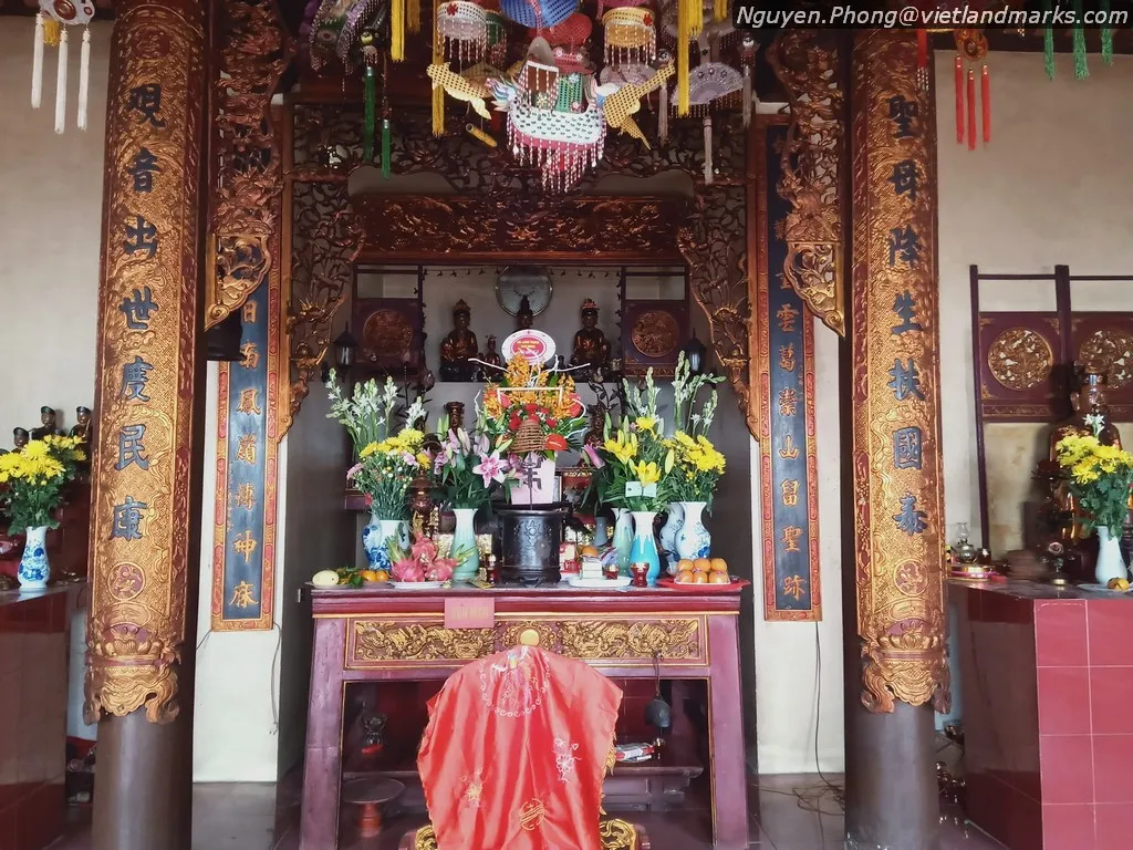 Không gian bên trong Chùa Phượng Mỹ