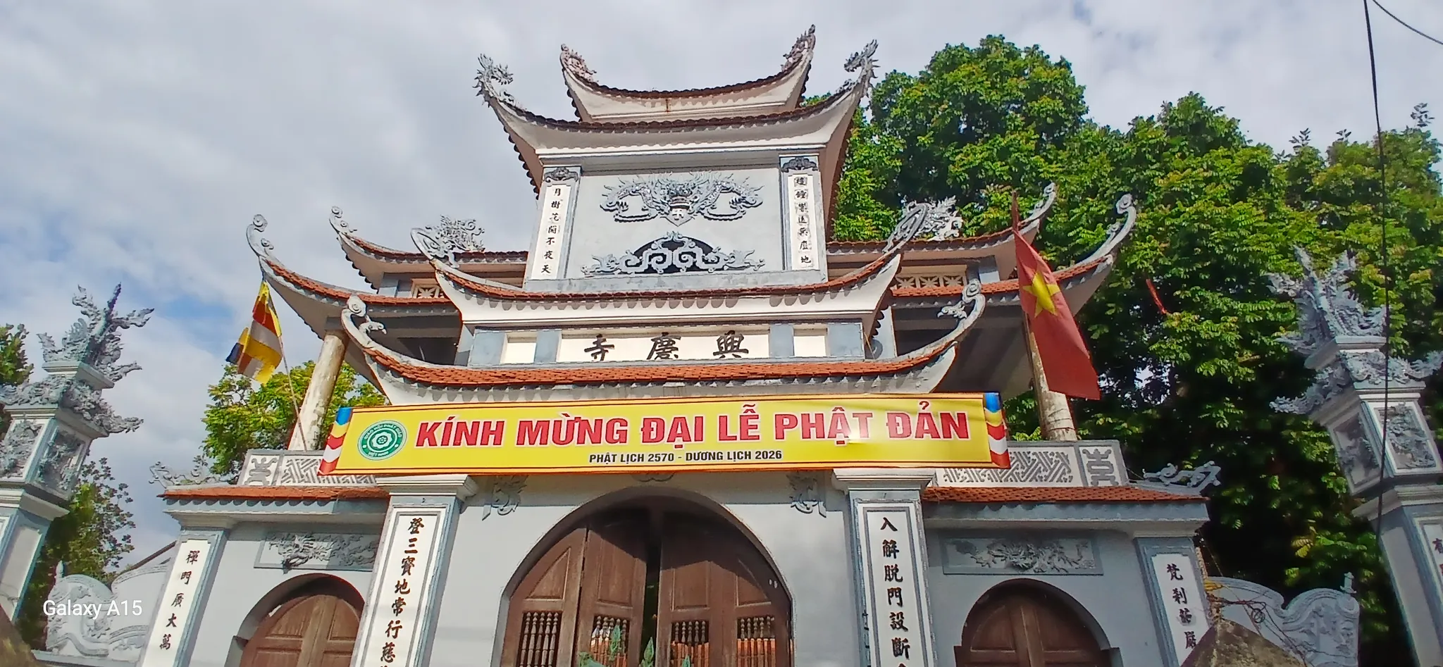 Cổng chùa Quảng Bị