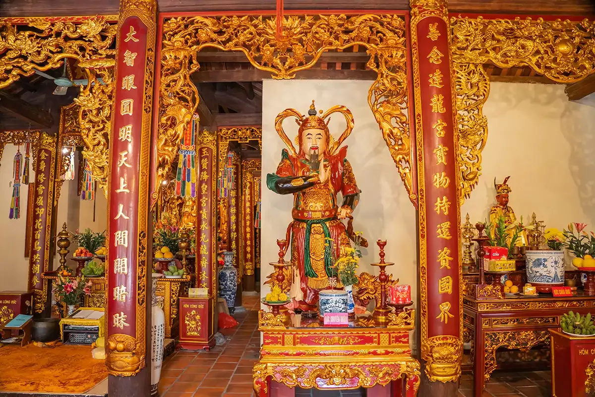 Không gian bên trong Chùa Vua