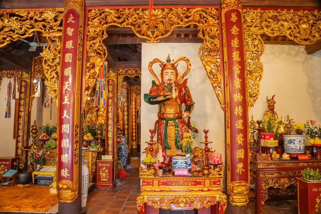 Không gian bên trong Chùa Vua