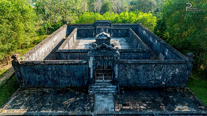 Khung cảnh Lăng Hiếu Đông