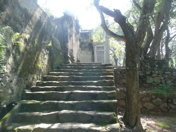 Lối lên Chùa Hàm Long