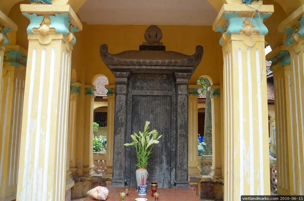 Bia đá tại Chùa Hưng Ký