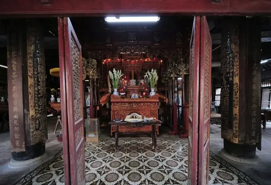 Không gian bên trong Đình Hùng Lô
