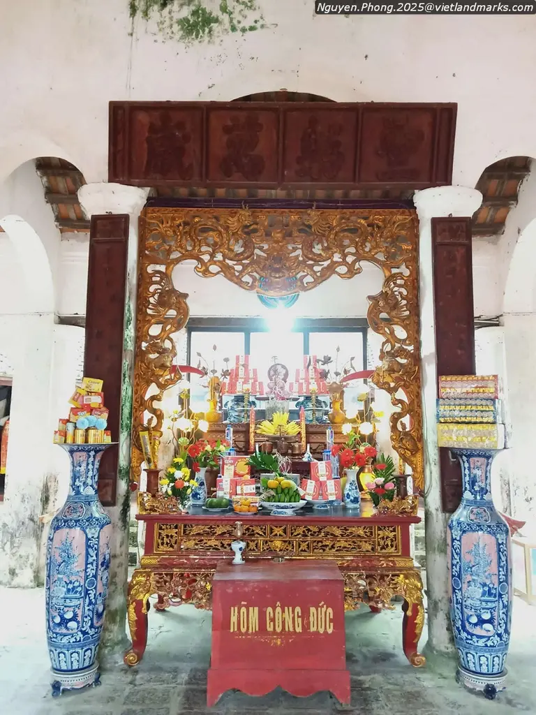Ban thờ bên trong Đền Xám