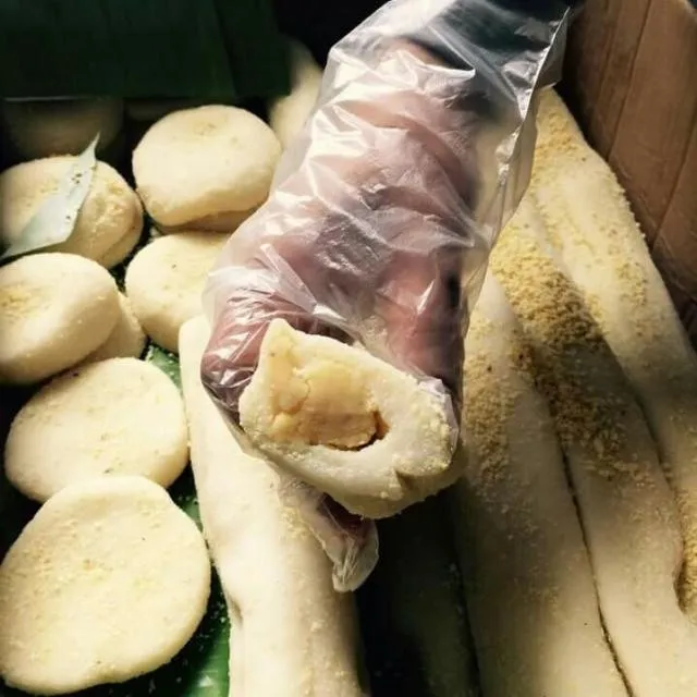 Bánh dày dưới tay những nghệ nhân làm bánh.