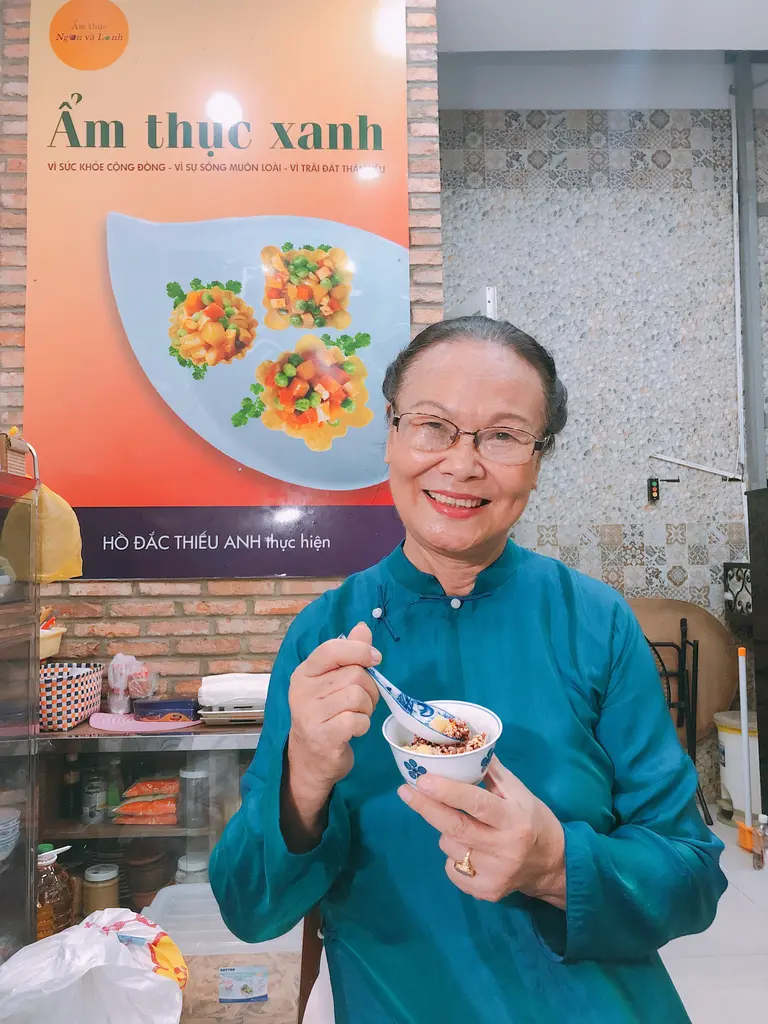 Nghệ nhân Hồ Đắc Thiếu Anh rạng rỡ giới thiệu món ăn