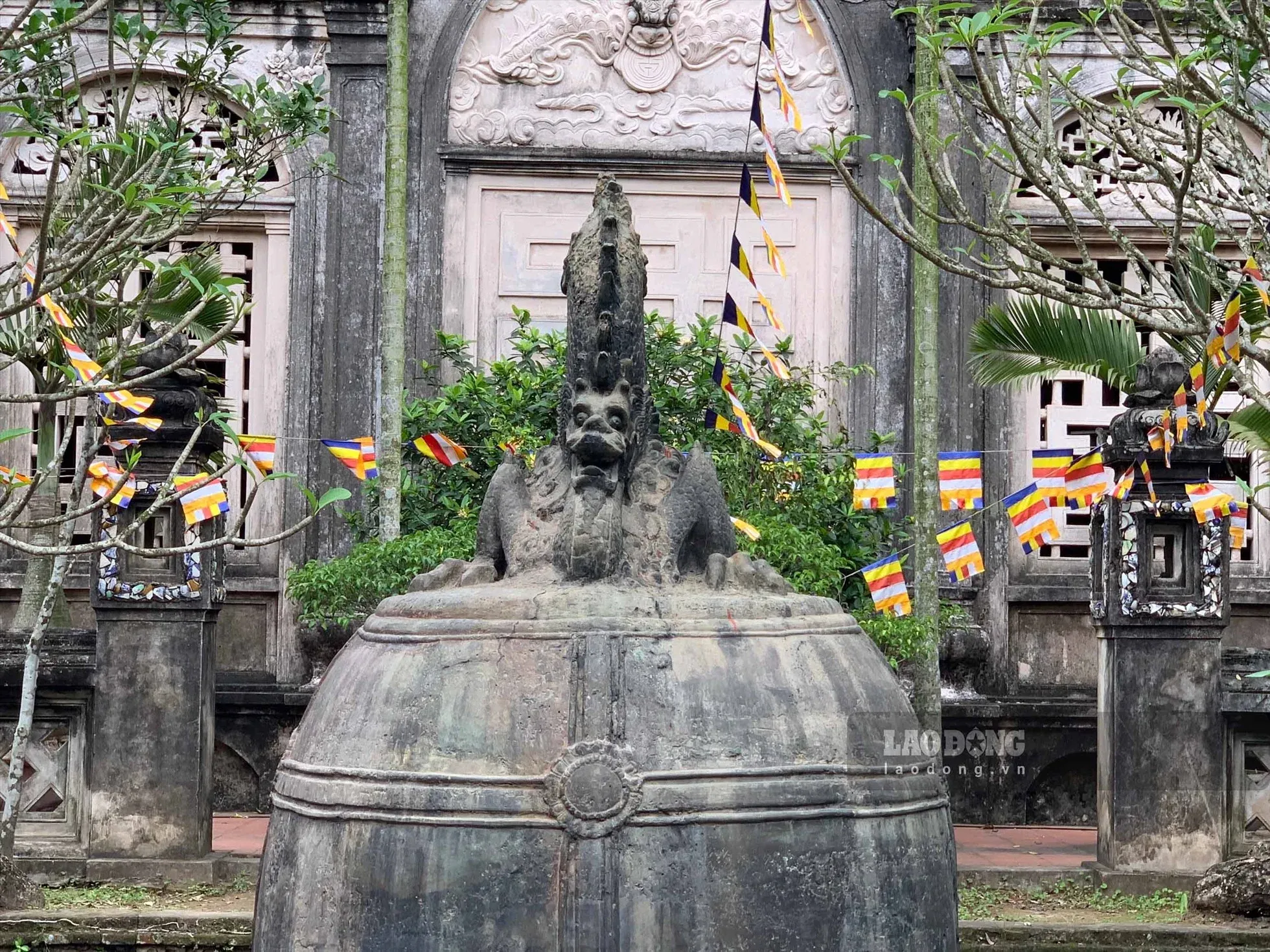 Chuông Đại Hồng Chung trong khuôn viên chùa Cổ Lễ