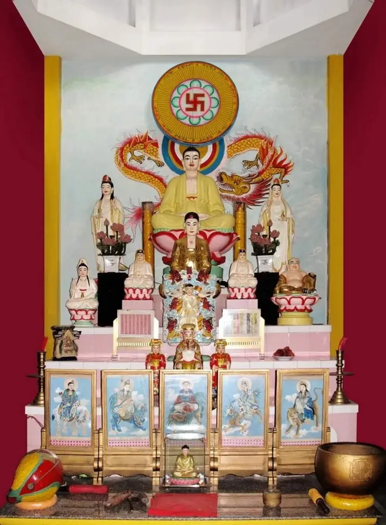 Bên trong Chùa Sùng Hưng