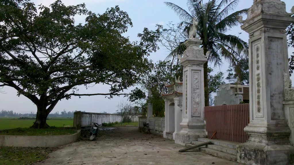 Quang cảnh bên ngoài Đình Hội Thống