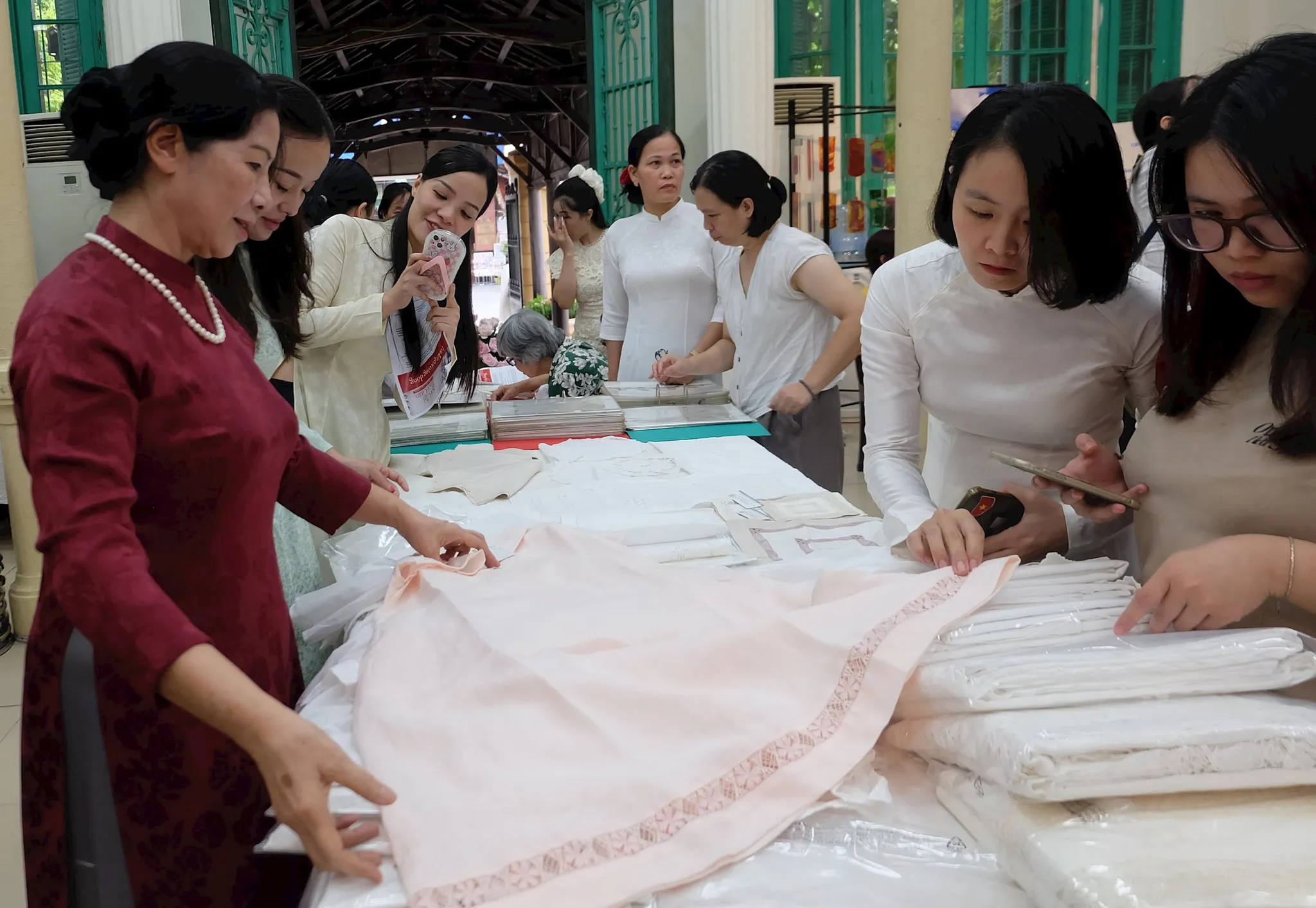 Nghệ nhân Vũ Thị Tuệ giới thiệu các sản phẩm thêu