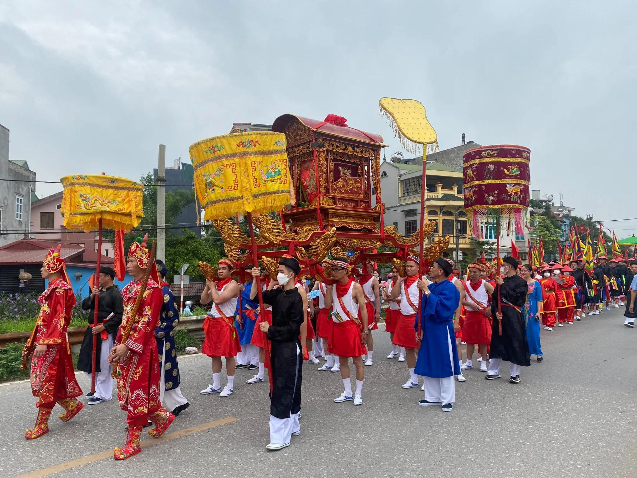 Đoàn rước tại Hội đình Chèm