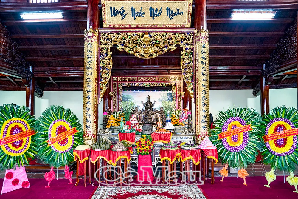 Bên trong Đền Hùng