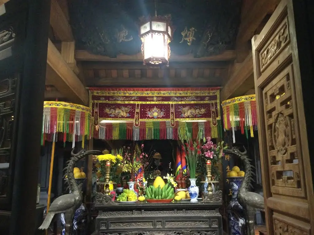Cảnh quan bên trong di tích Đền Mẫu thôn Quế Dương
