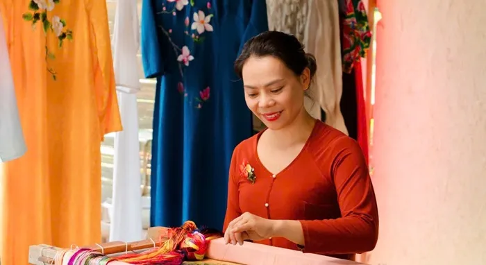 Nghệ nhân Nguyễn Thị Hằng rạng rỡ bên chiếc kim thêu