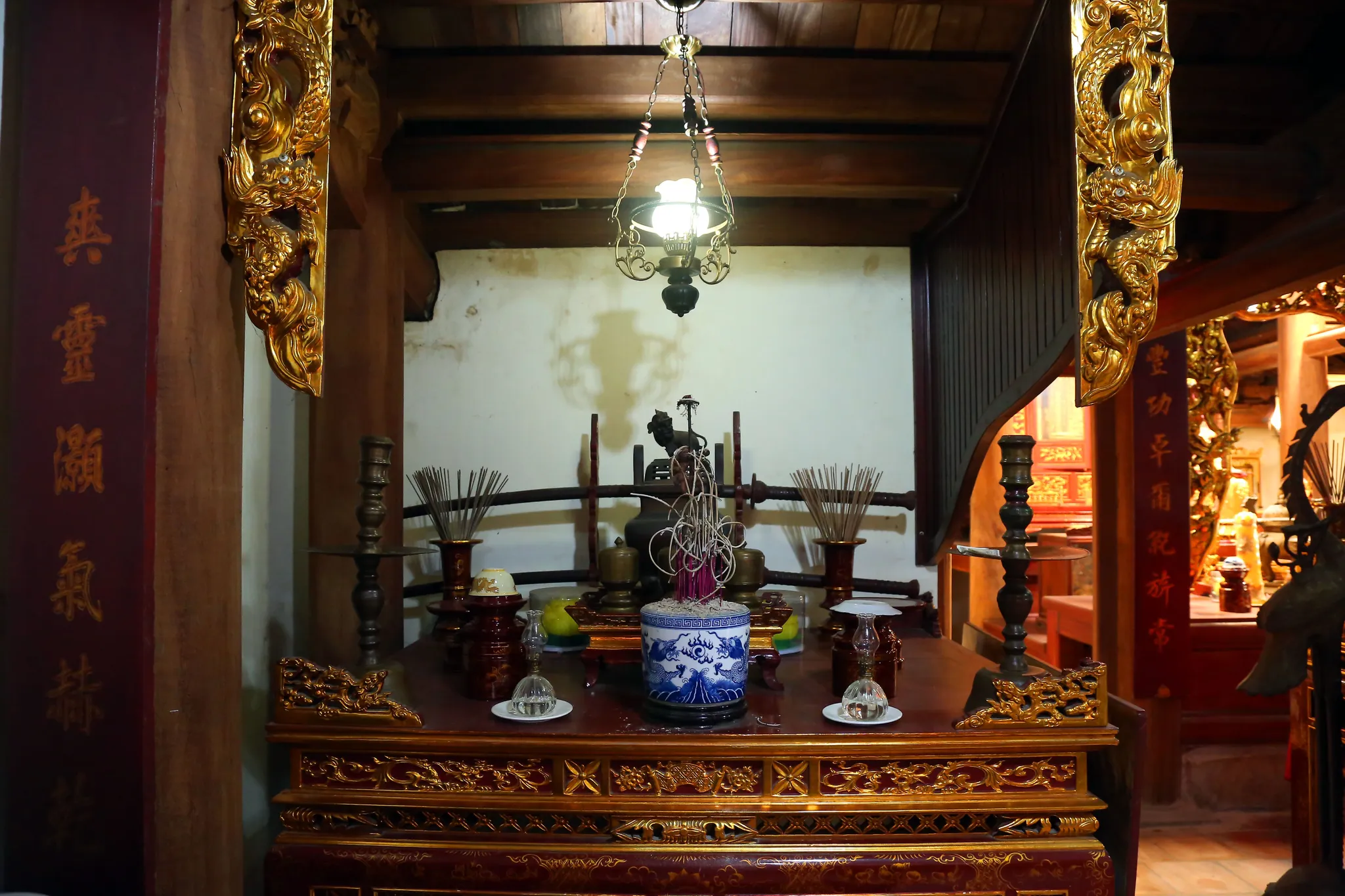 Một ban thờ trong đình Thị Cấm