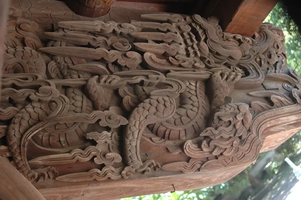 Nét chạm khắc bên trong Đình Hàng Kênh