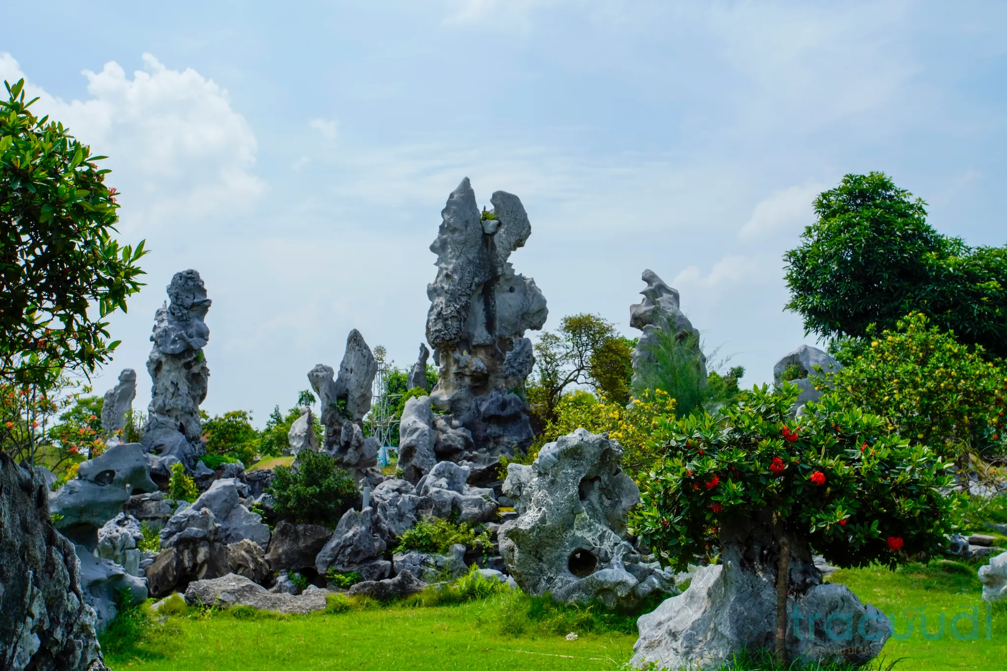 Non bộ trong di tích Chùa nôm (Linh Thông Cổ Tự)