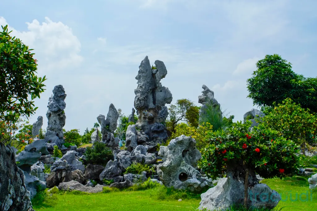 Non bộ trong di tích Chùa nôm (Linh Thông Cổ Tự)