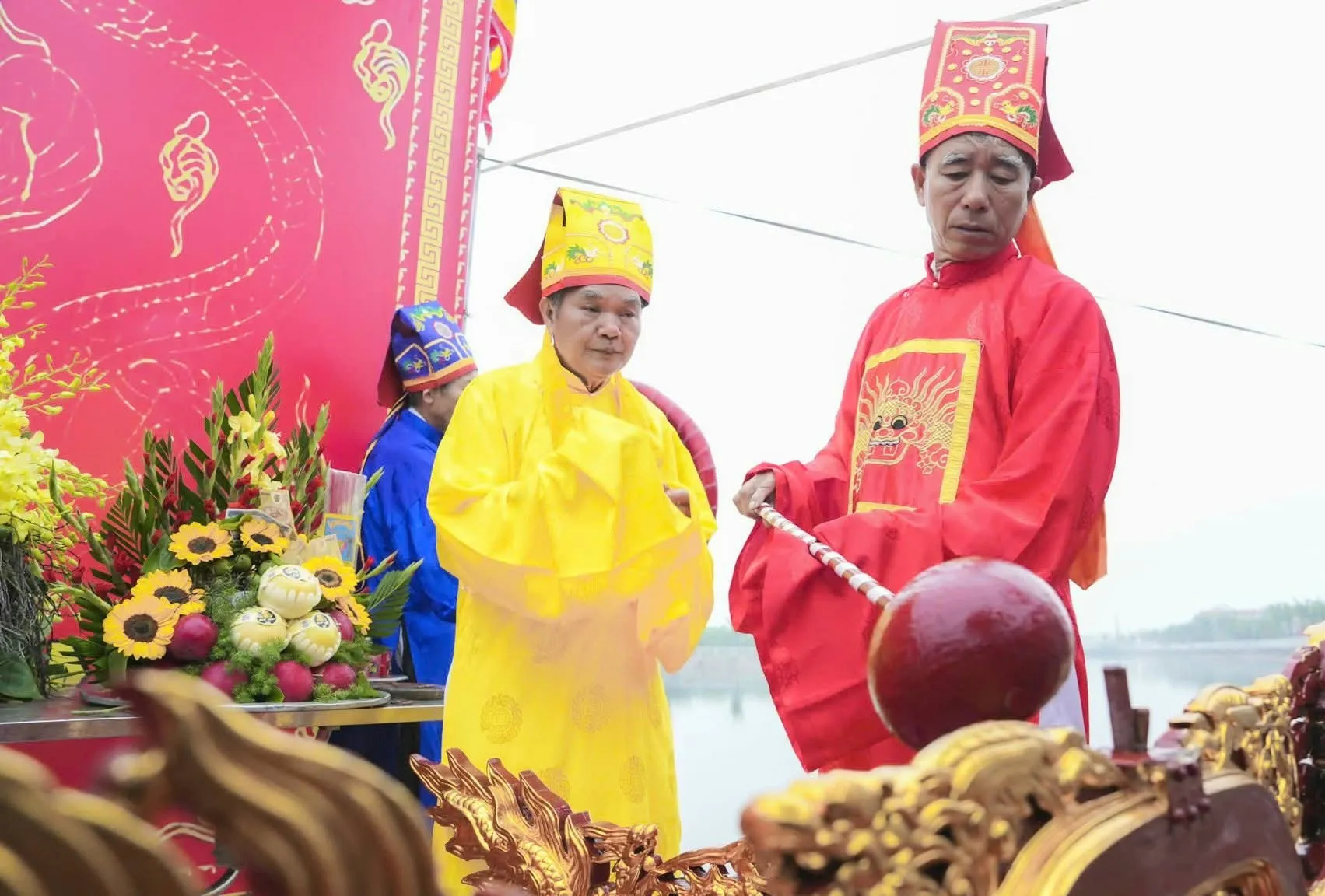 Nghi thức lấy nước tại Lễ hội thờ Đức Triệu Việt Vương