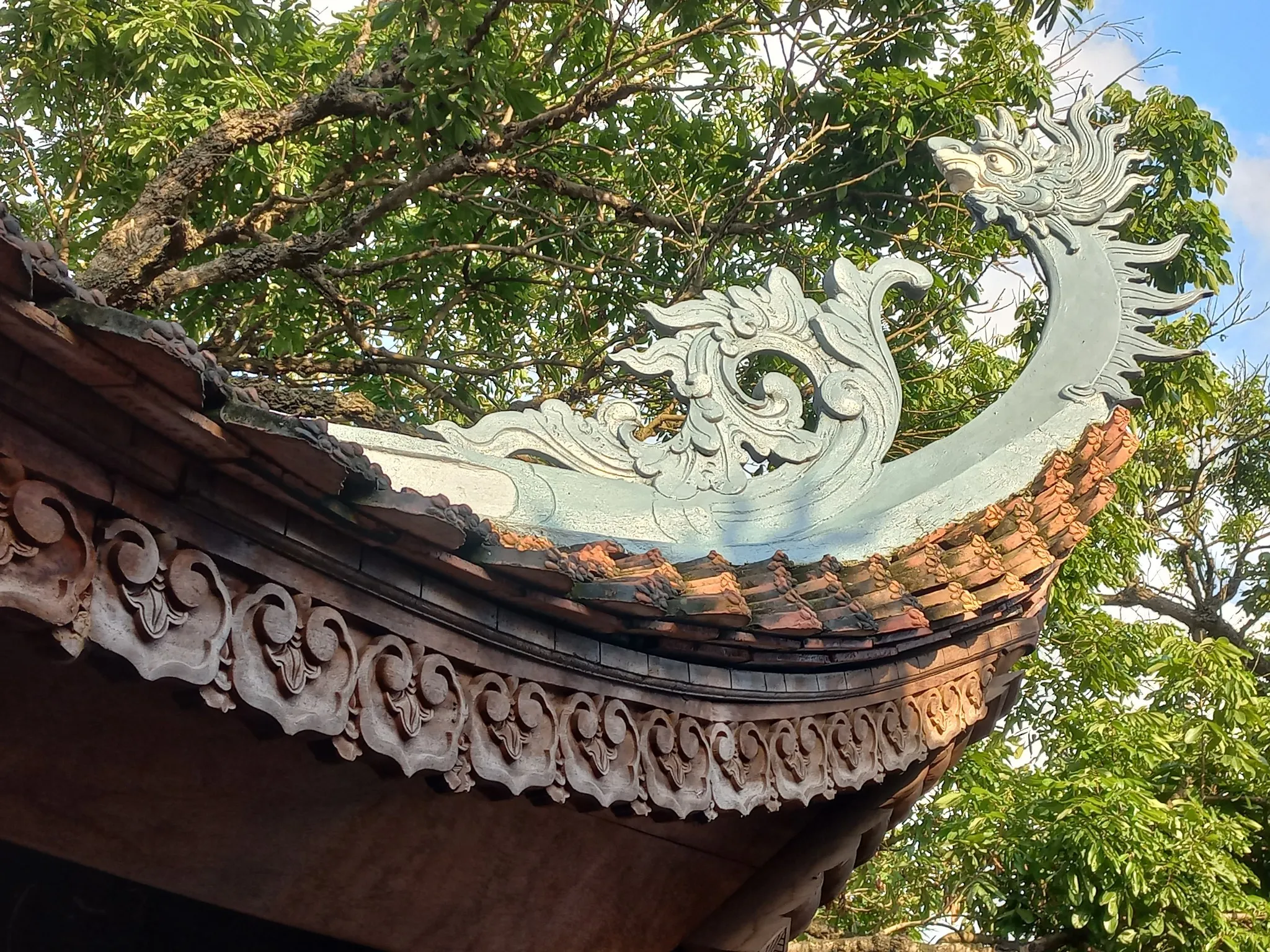 Mái đao bên trái Đình Sơn Đồng
