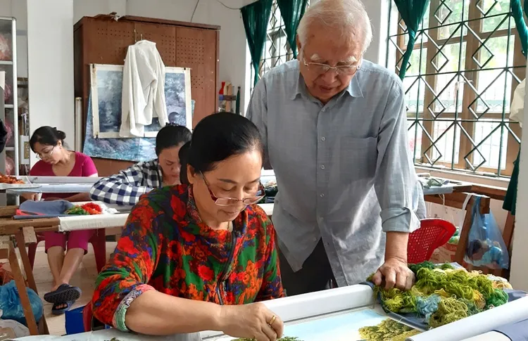 Nghệ nhân Nguyễn Quốc Sự truyền nghề
