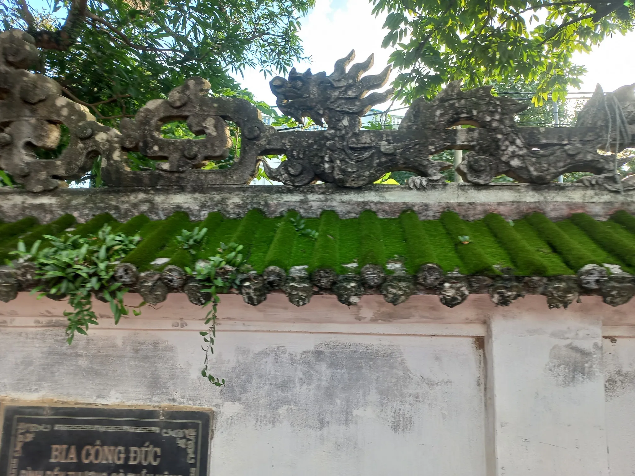 Hình tượng rồng trên tường bao Đình Sơn Đồng