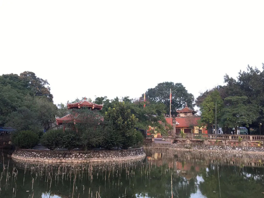 Quang cảnh bên ngoài Đình Phù Ủng