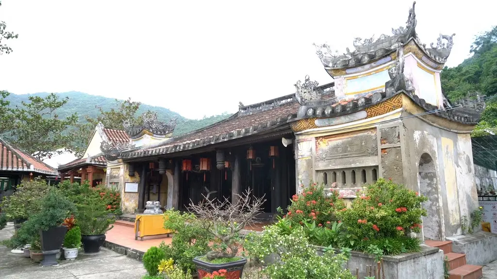 Chùa Hải Tạng nhìn từ bên phải