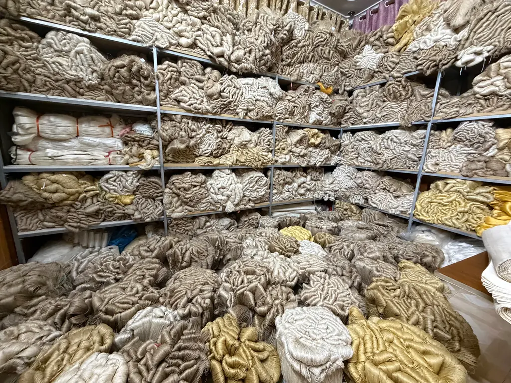 Các cuộn vải thô trong kho tại Làng nghề dệt lụa đũi Nam Cao