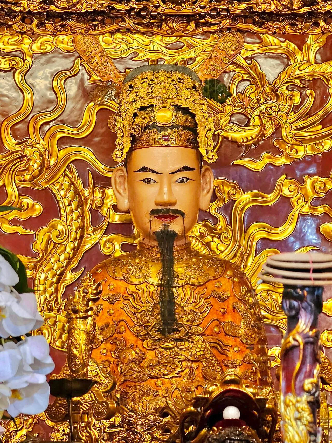 Tượng đồng Trần Hưng Đạo tại Đền Kiếp Bạc