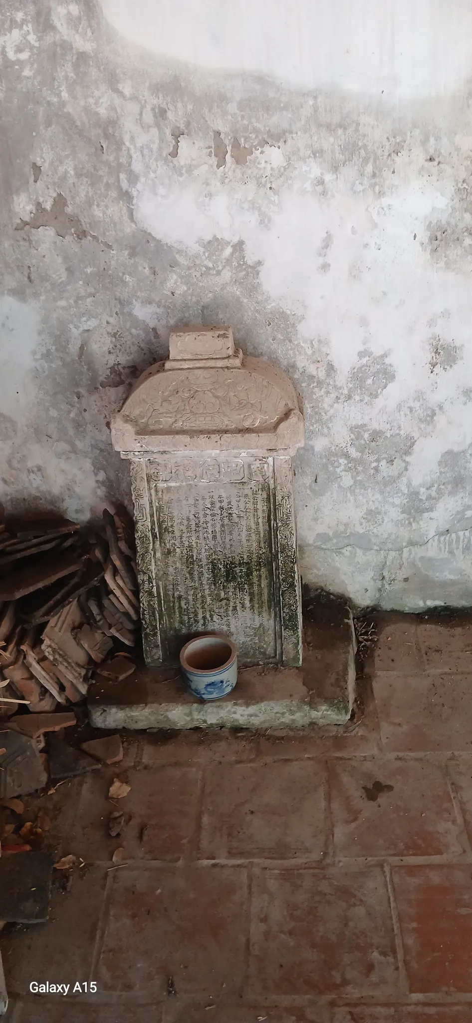 Bia đá trong khuôn viên di tích đình làng Phương Bản