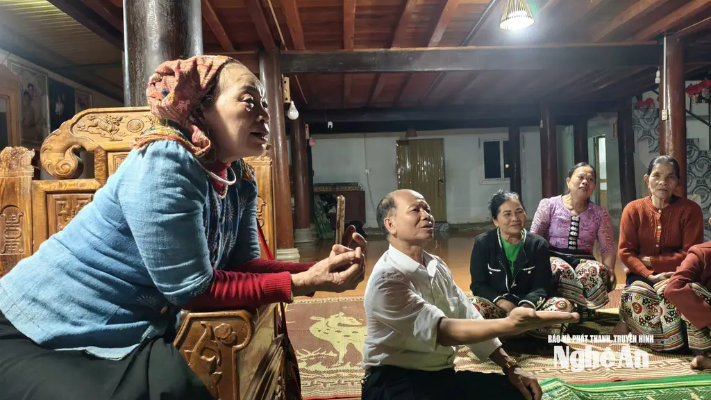 NNƯT Lô Đức Mậu (thứ 2 bên trái) say sưa truyền dạy ngôn ngữ Thái cổ cho bà con dân tộc Thái