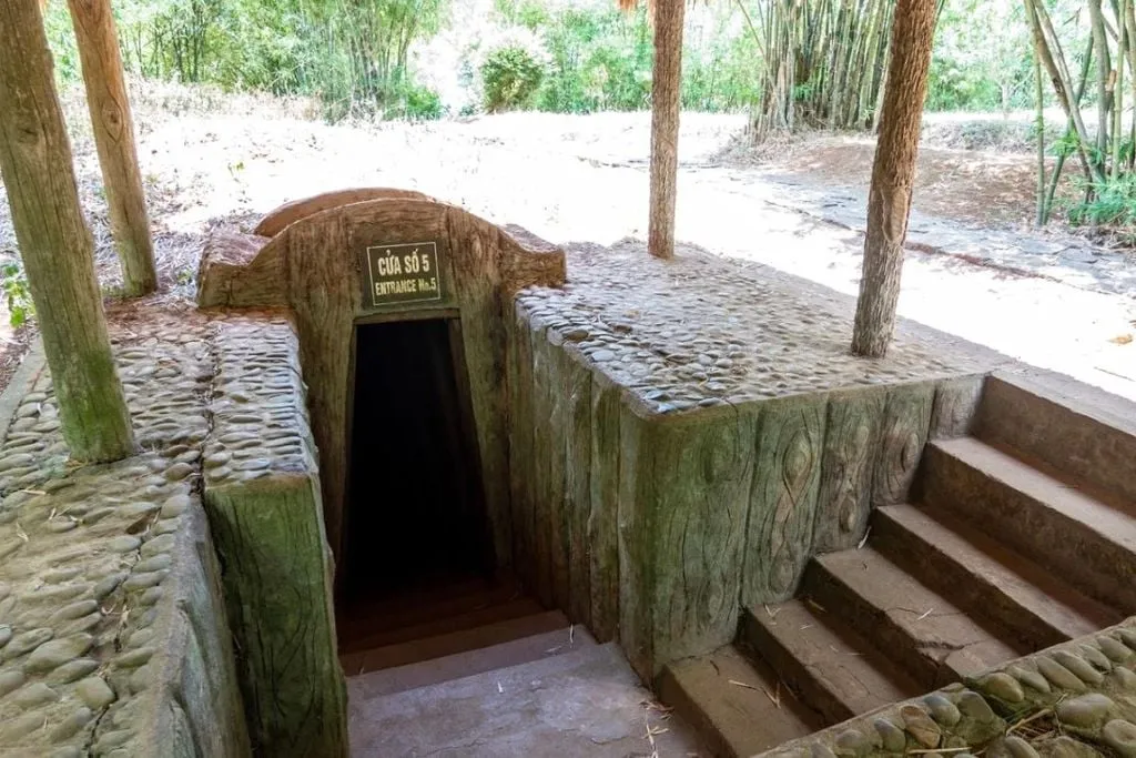 Lối xuống Địa đạo Bến Đình