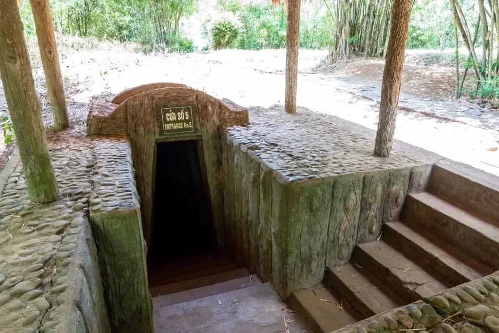 Lối xuống Địa đạo Bến Đình