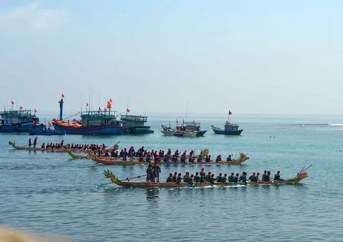 Đua thuyền trên biển tại Lễ hội Dinh Bà Ông Lang