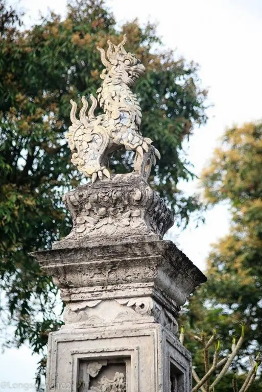 Rồng đá trên trụ biểu tại Miếu Hai Thôn