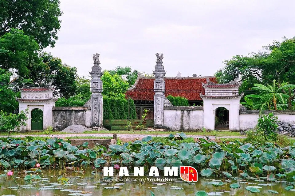 Cổng Đền Lăng chụp từ xa