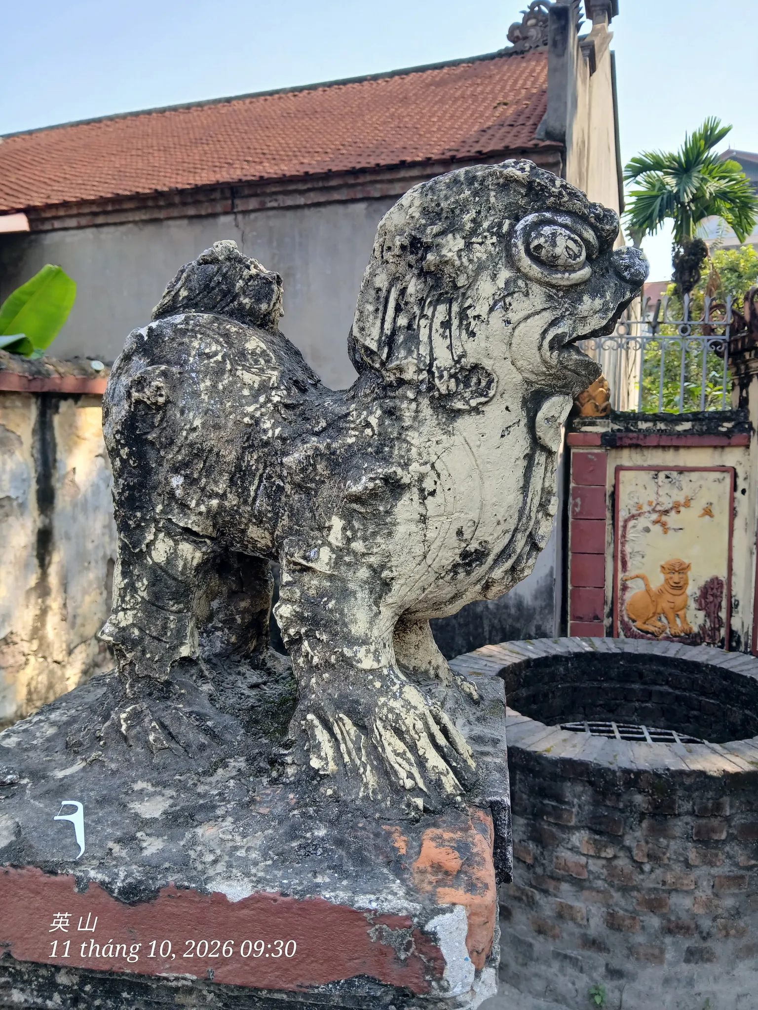 Linh vật bên ngoài cổng chùa Ngọc Mạch