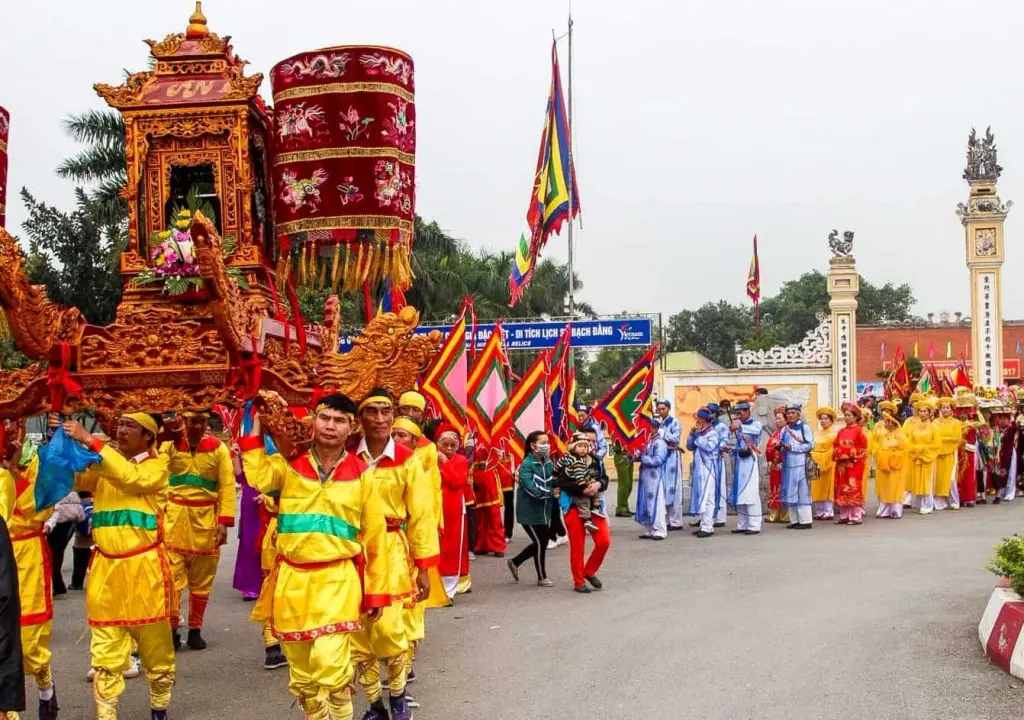 Rước tượng Trần Hưng Đạo trong Lễ hội chiến thắng Bạch Đằng Giang