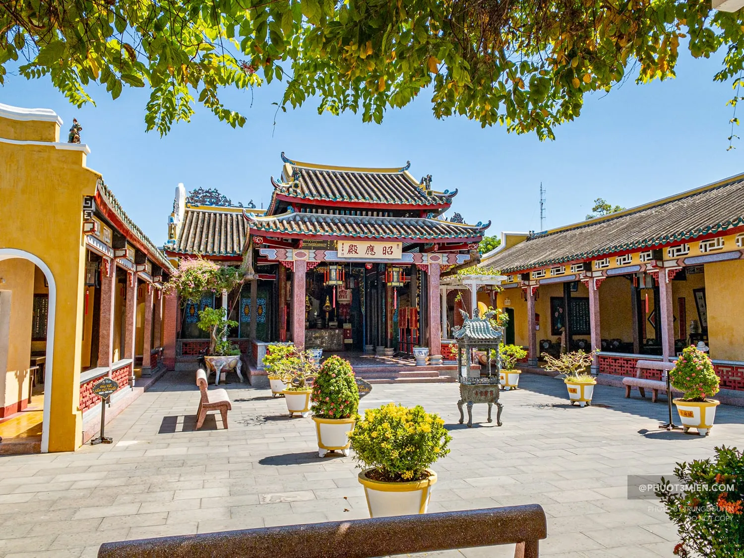 Khuôn viên Hội quán Hải Nam