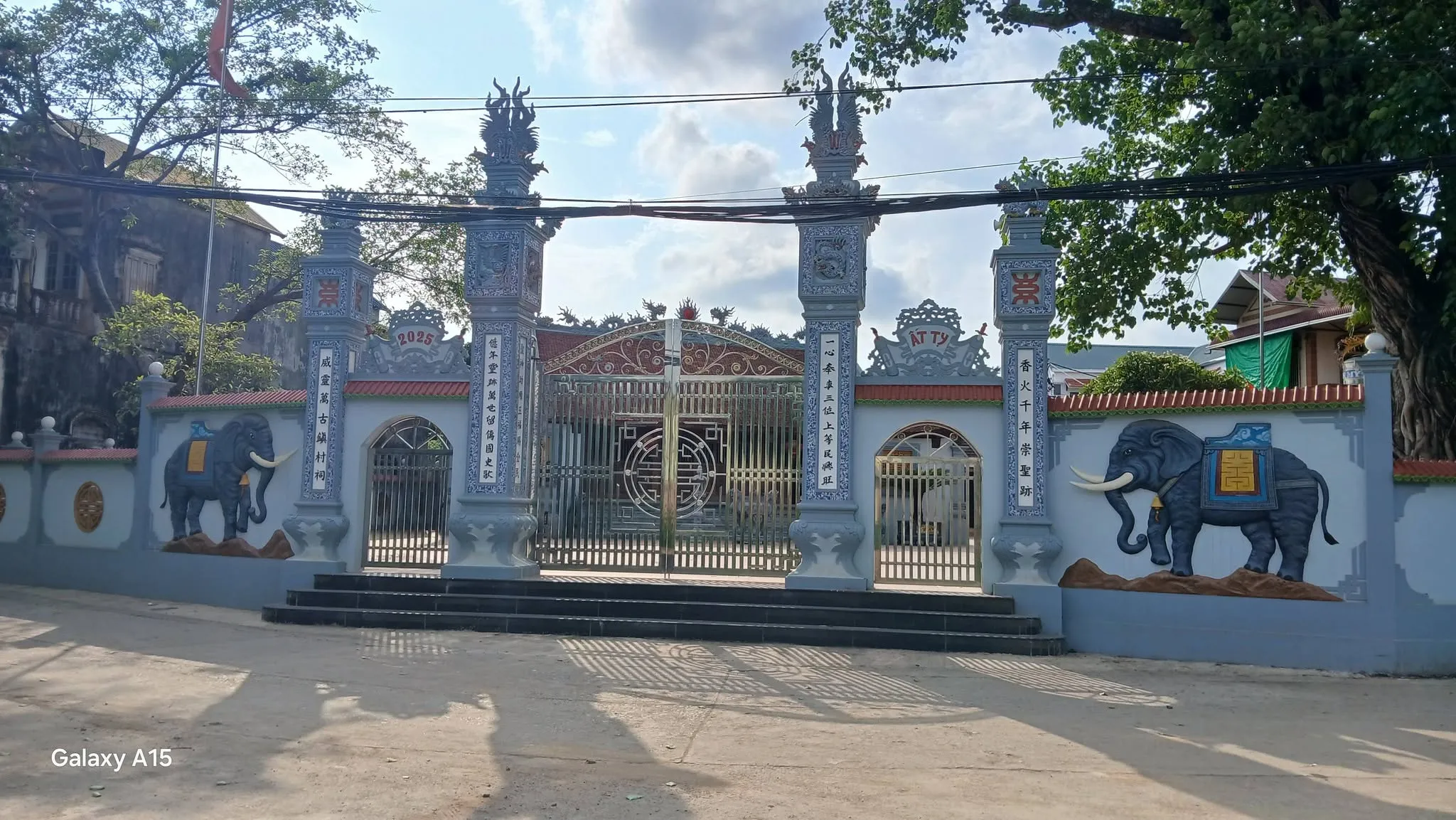 Cổng vào đình làng Khê Than