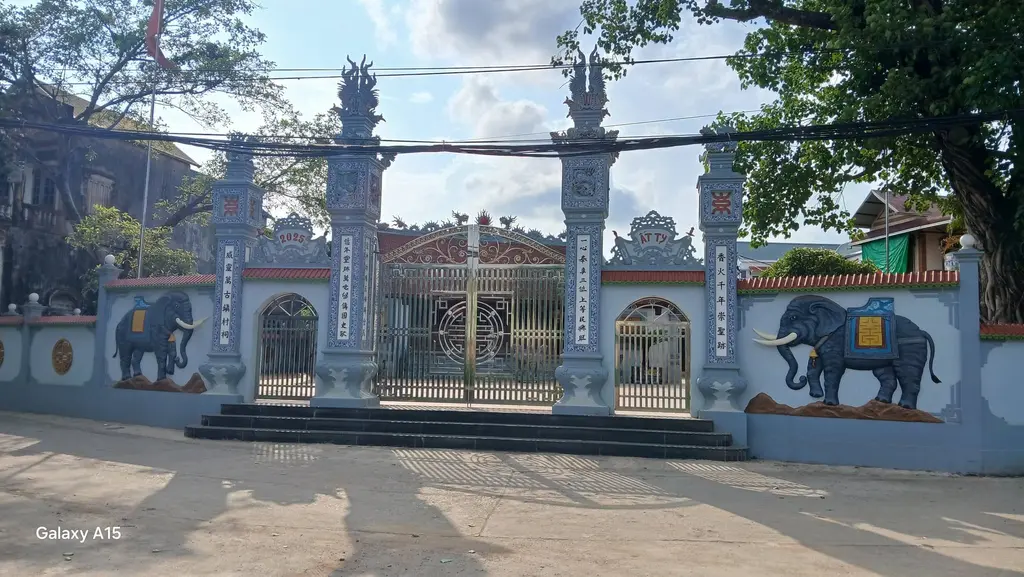Cổng vào đình làng Khê Than