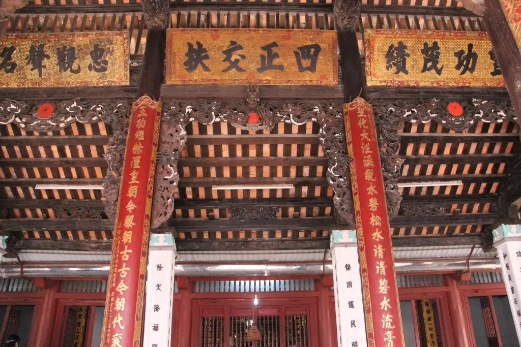 Bên trong Đình Đại Mỗ
