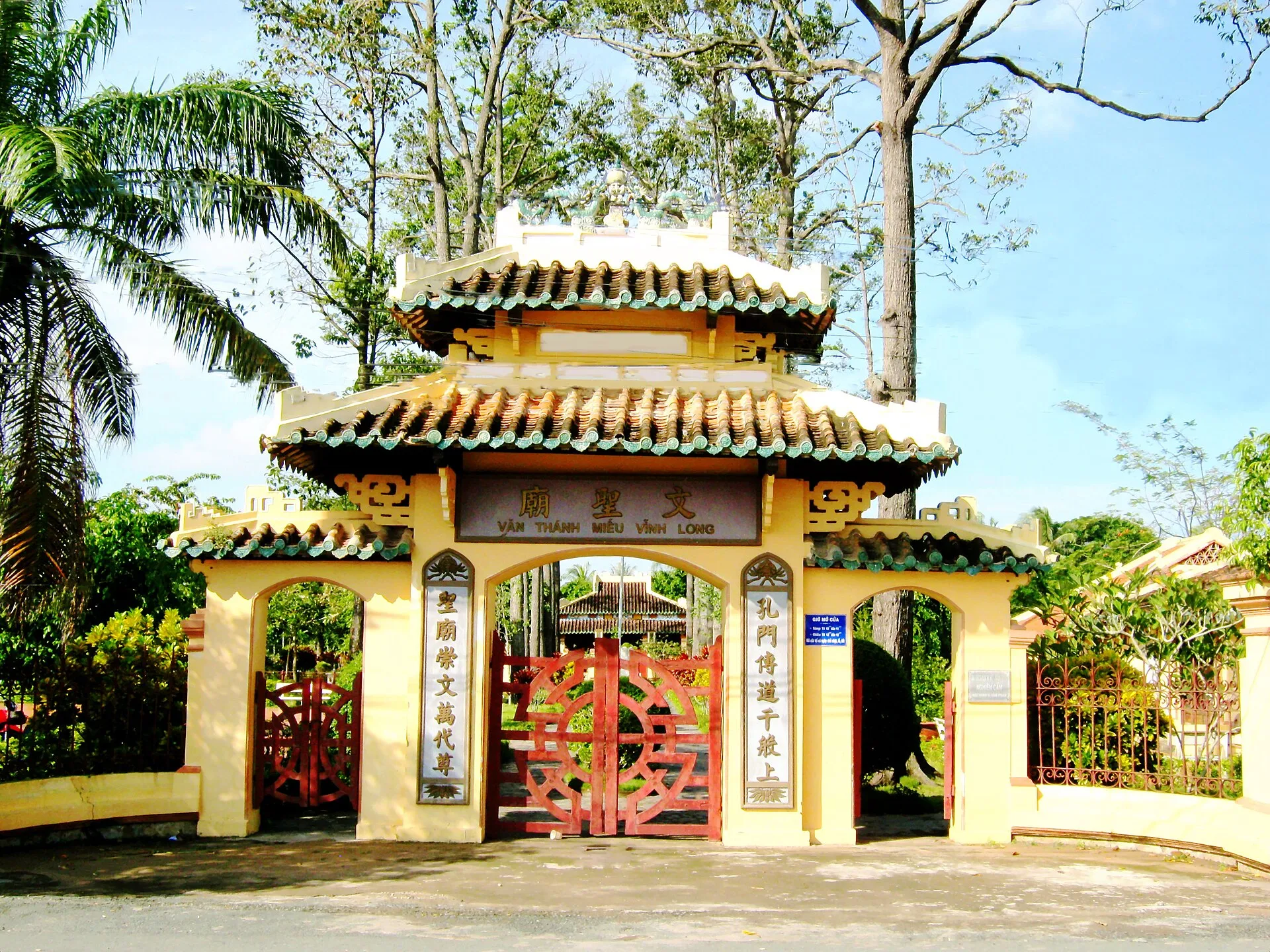 Cổng Văn Thánh Miếu Vĩnh Long
