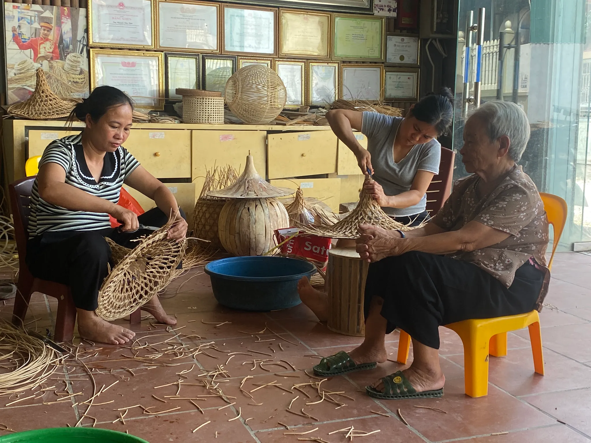 Người thợ với sản phẩm mây tre đan Làng Nghề Mây Tre Đan Thôn Phú Vinh