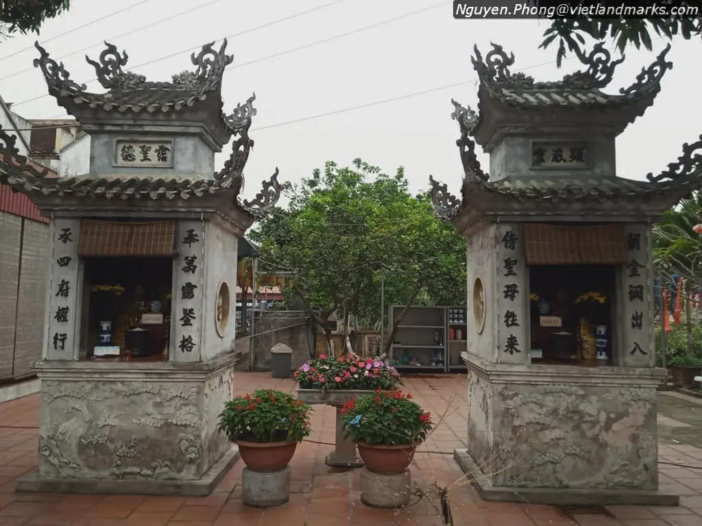 Ban thờ bên ngoài sân Chùa Hưng Khánh