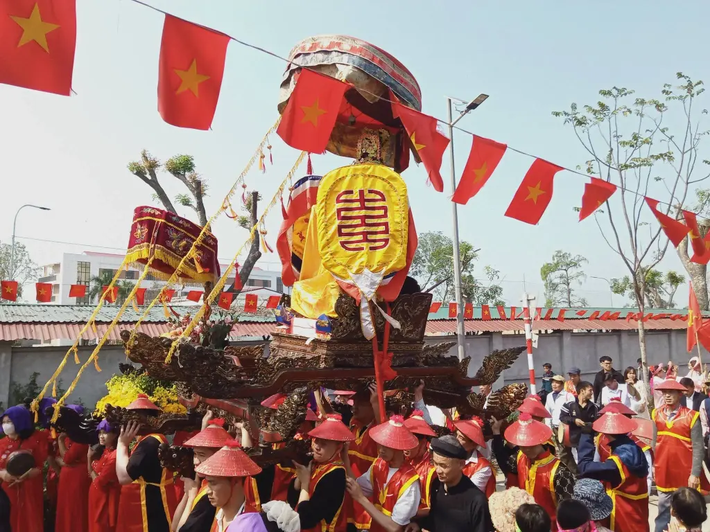 Lễ rước kiệu Tam Vị Thành Hoàng Đại Vương tại Hội đình Miêng Hạ