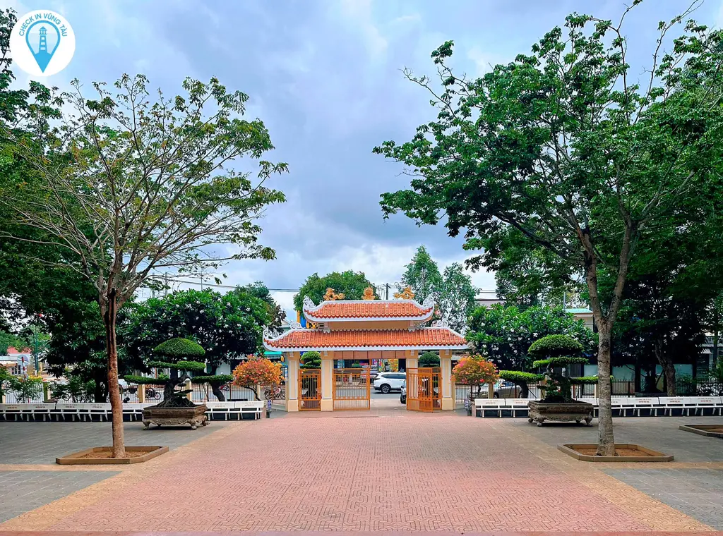 Khuôn viên Khu lưu niệm Anh hùng Liệt sĩ Võ Thị Sáu