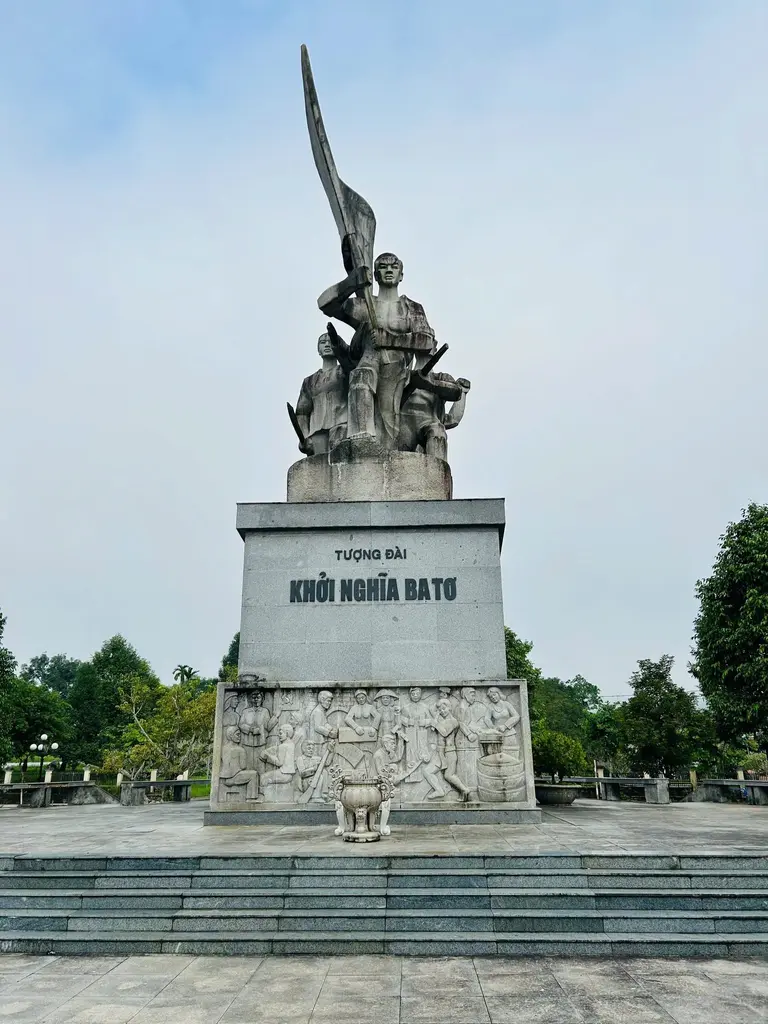 Tượng đài Khởi nghĩa Ba Tơ